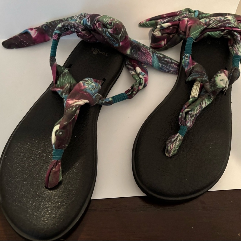 Sanuk women’s Black and Multicolor Sandals size 8